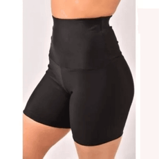 Mulher usando shorts de cintura alta pretos para academia, ideal para treino e moda fitness.