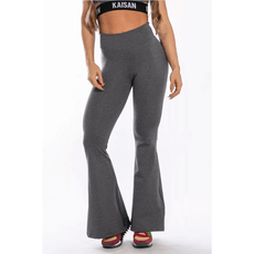 Mulher usando calça de fitness cinza com detalhe flare, ideal para moda academia e musculação.