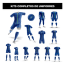 Mockups de uniformes de futebol em azul, incluindo camisetas, calças, bolas e meias.