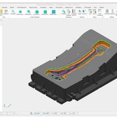 Visualização do modelo 3D em POWERMILL Autodesk, mostrando o contorno de uma peça usinada.